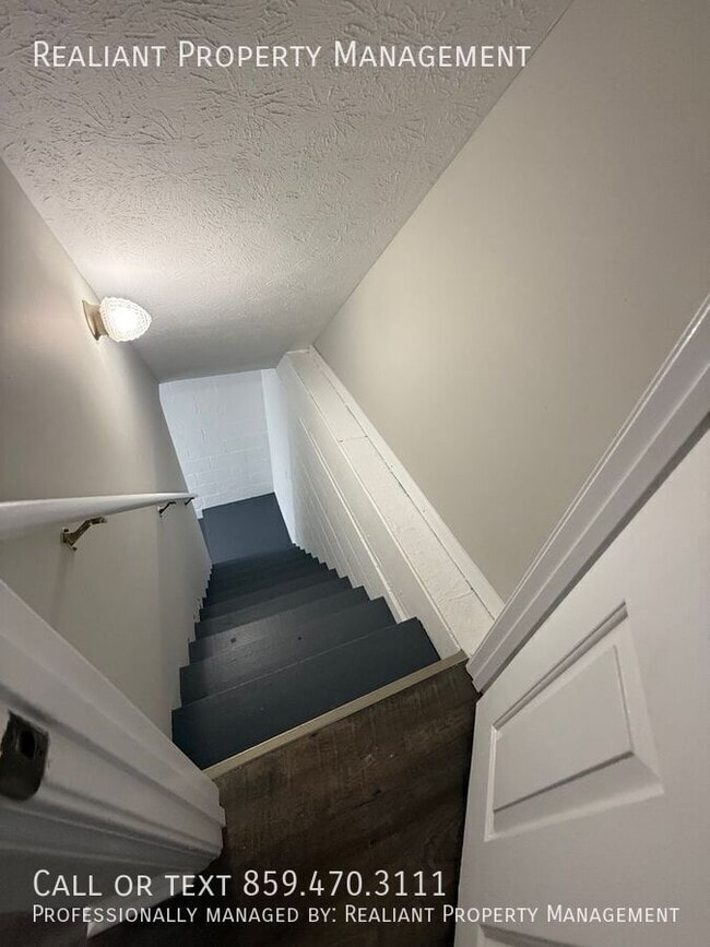 Building Photo - 221 Tanbark Dr