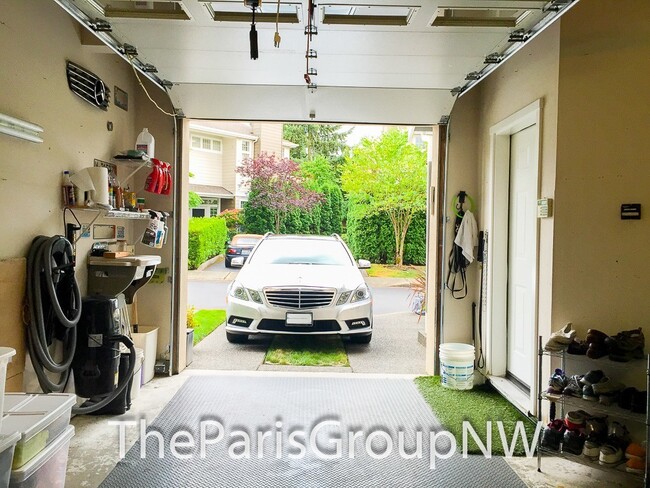Building Photo - Gorgeous Renton Highlands Condo * Attached...