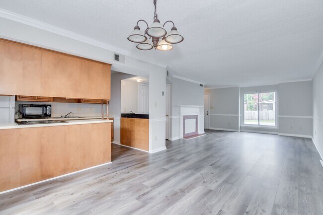 Building Photo - 2 Bed Townhouse!