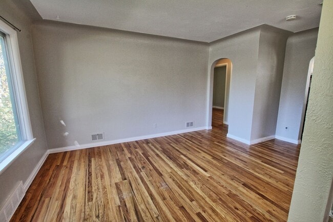Building Photo - 2 bed 1 bath Englewood home with 2 car gar...