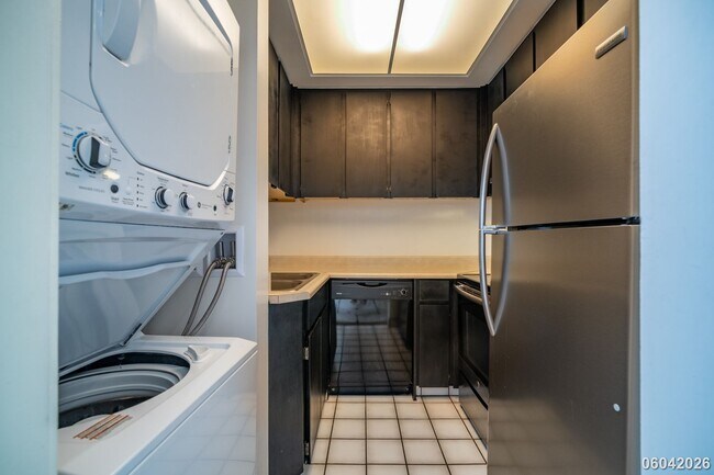 Building Photo - Luxury High-Rise Living on the 38th Floor
