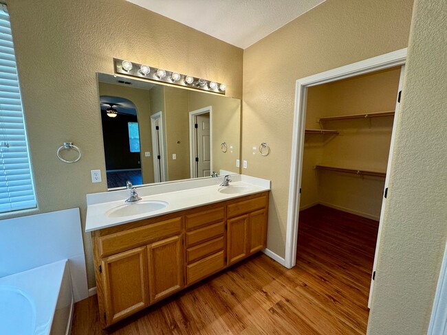 Building Photo - 3 bed 2 bath Plumas Lake