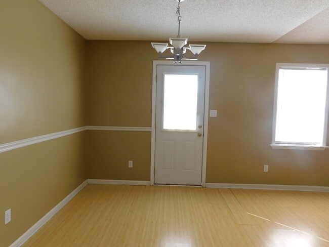 Building Photo - Quiet convenience