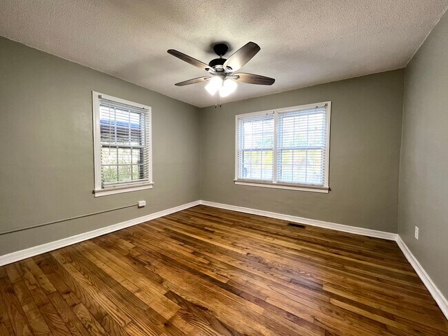 Building Photo - 3033 Lake Ave