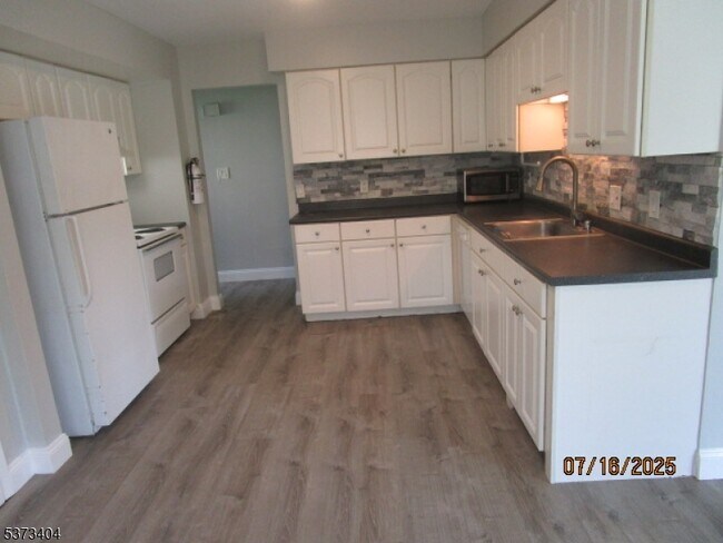 Building Photo - 359 Lake Shore S