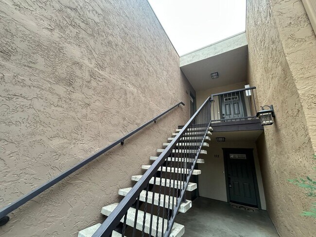 Building Photo - Spacious upper unit ready for immediate mo...