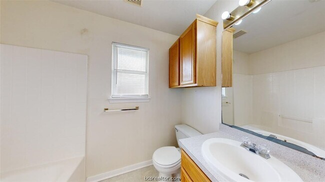 Building Photo - 915 Bougainvillea St