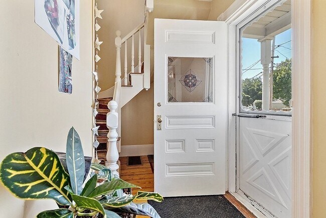 Building Photo - Unique, Renovated 2-Bed Apartment in Quiet...