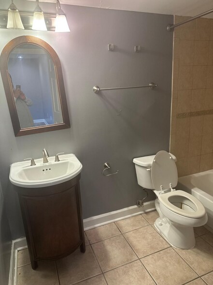 Building Photo - 406 Girard St