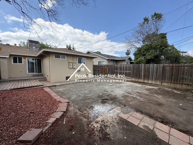 Building Photo - Updated 2bd/1ba Sacramento Duplex