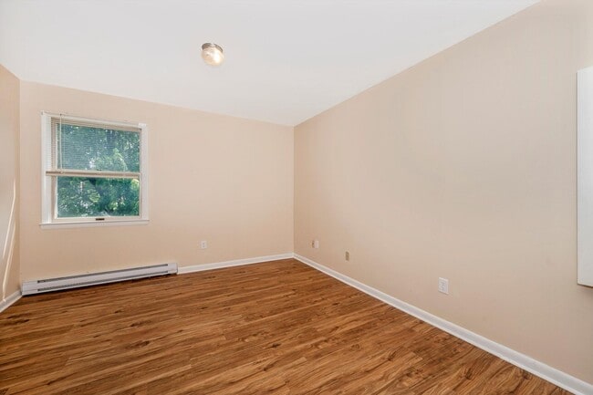 Building Photo - Apartment w/Parking