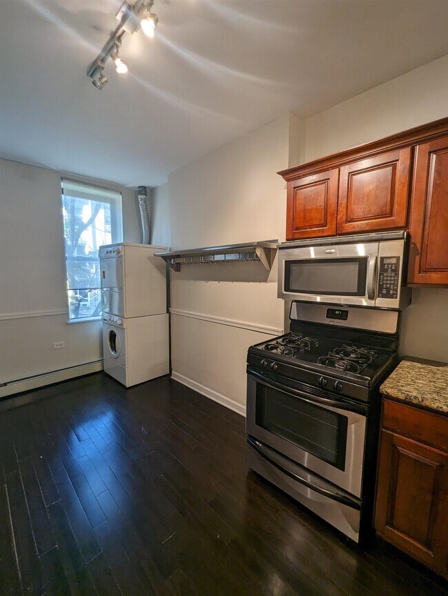 Building Photo - 208 7th St