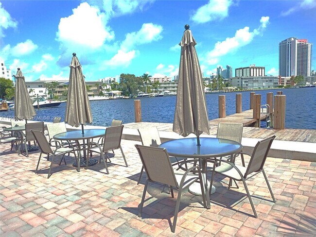 Building Photo - 450 Golden Isles Dr