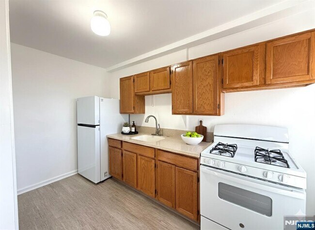 Building Photo - 3031 Edwin Ave