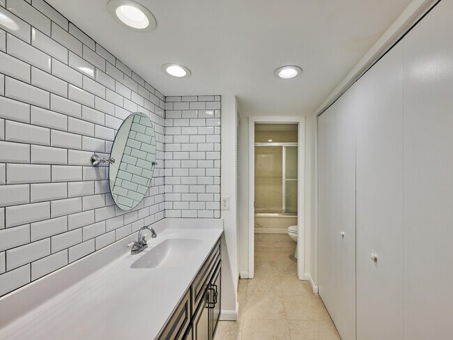 Building Photo - 6040 Glendale Dr