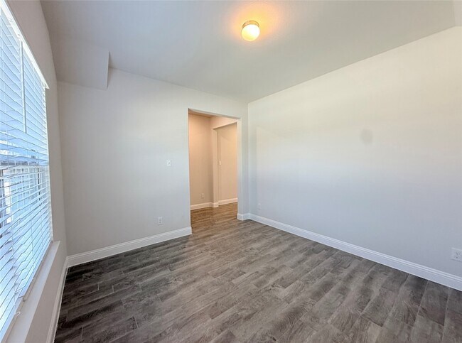 Building Photo - 2305 Caroline St