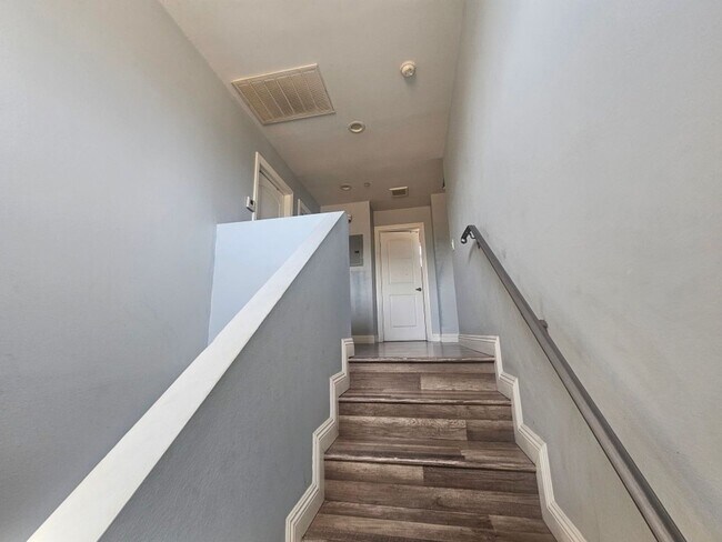 Building Photo - 718 W 85th St