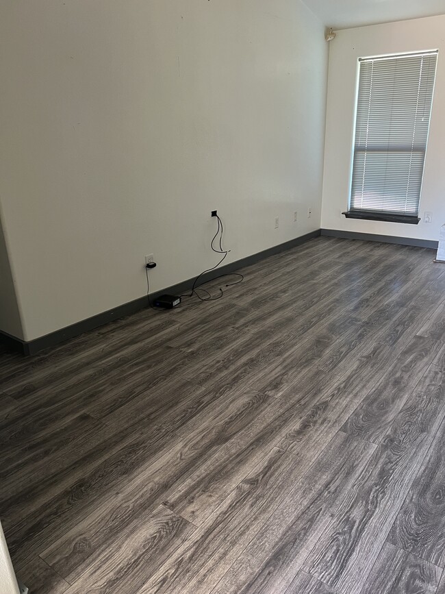 Building Photo - 3016 Hillsdale Ave