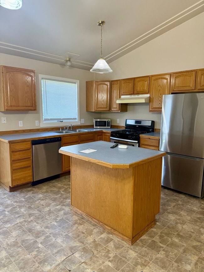 Building Photo - 5 bedroom 3 bath home in Belgrade with attached double garage