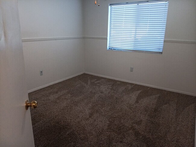 Building Photo - 3 Bedroom, 2 Bathroom Home! Schedule a Showing Today!