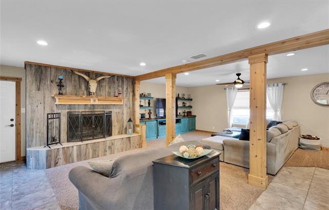 Building Photo - 800 FM 1187