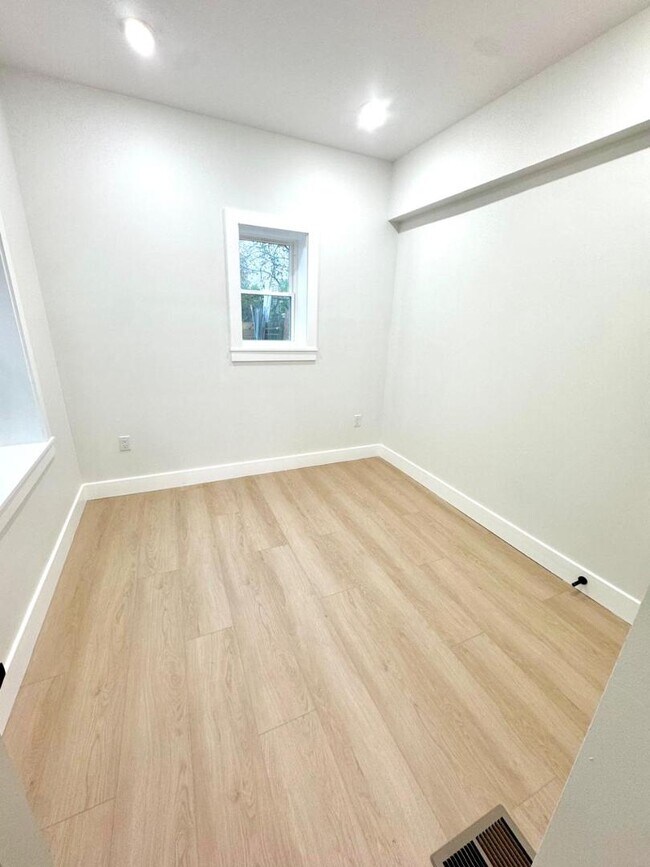 Building Photo - 116 E Huntingdon St