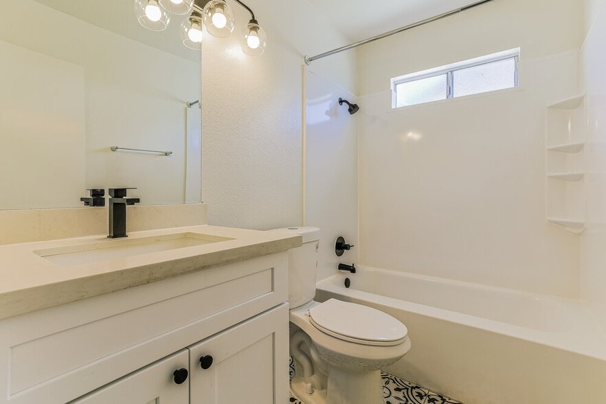 Building Photo - 1415 N Ironwood St