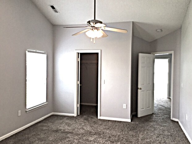 Building Photo - 5060 Thornton Dr