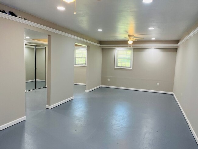 Building Photo - Beautiful 3 bedroom, 3 bathroom with large...