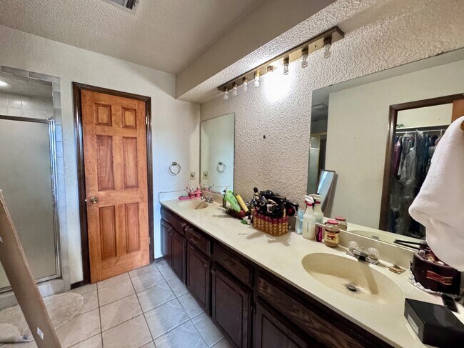 Building Photo - 2825 Tealwood Dr