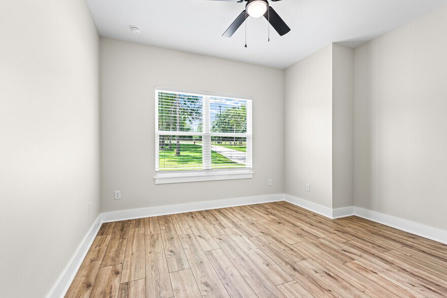 Building Photo - 699 Pinewood Dr