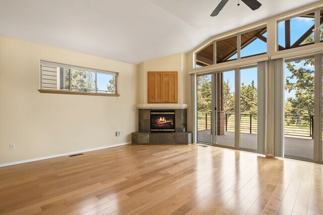 Building Photo - Beautiful Eagle Crest Home with Stunning Views and High-End Features!