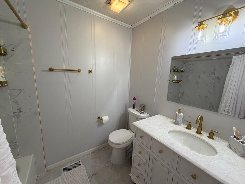 Building Photo - 800 W Beechtree Ln