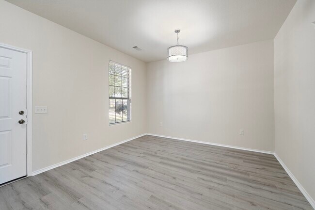 Building Photo - 1418 S Maple Dr