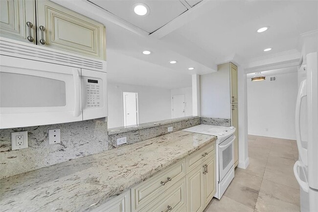 Building Photo - 2841 N Ocean Blvd