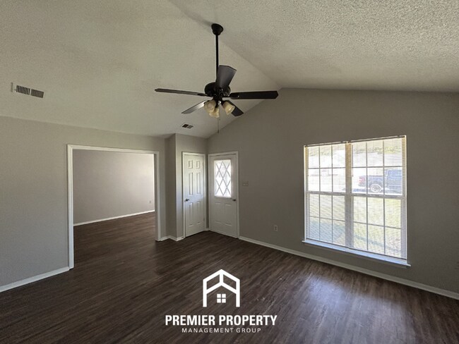 Building Photo - Cozy 3BR/1.5BA Horn Lake Home | Vaulted Ceilings & Bay Window Kitchen