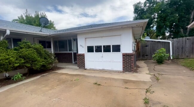 Building Photo - 2 Bedroom 1 Bedroom House - Location Locat...
