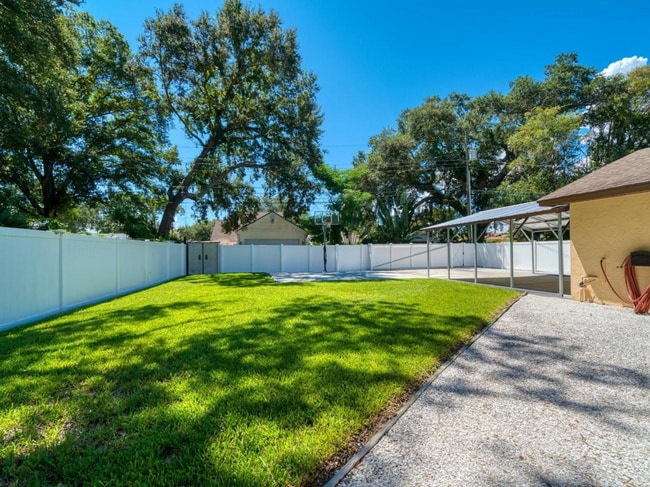 Building Photo - Updated 2/2/1 Home in Northeast St. Petersburg!