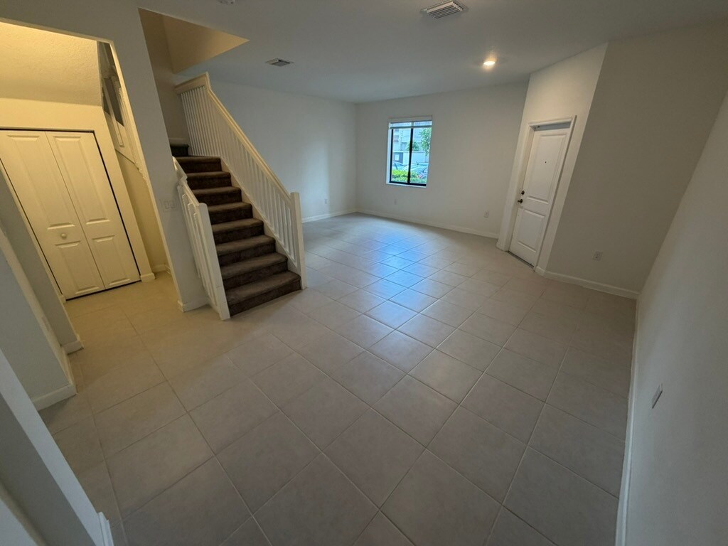 ENTRY/ LIVING ROOM - 21001 NE 8th Ave