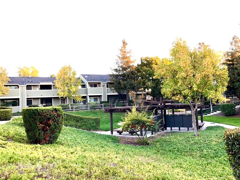 Building Photo - 73 Castlebridge Dr