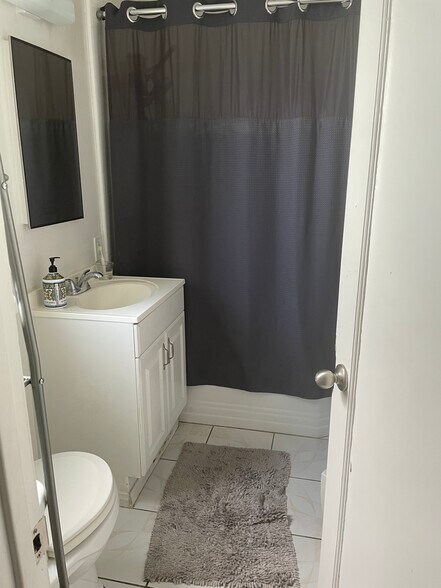 Building Photo - 2301 Oak St