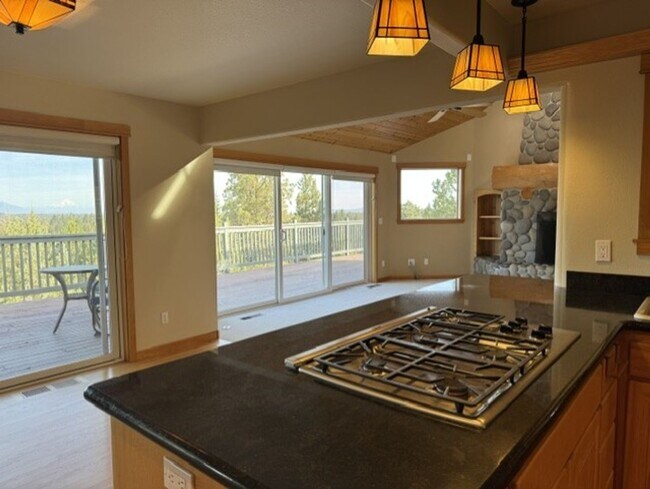 Building Photo - West Side location with amazing mountain views
