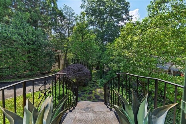 Building Photo - 2538 Parkside Dr NE