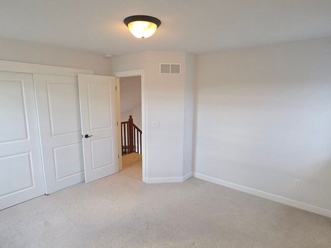 Building Photo - Like New 5 bedroom Pewaukee home in Broken...