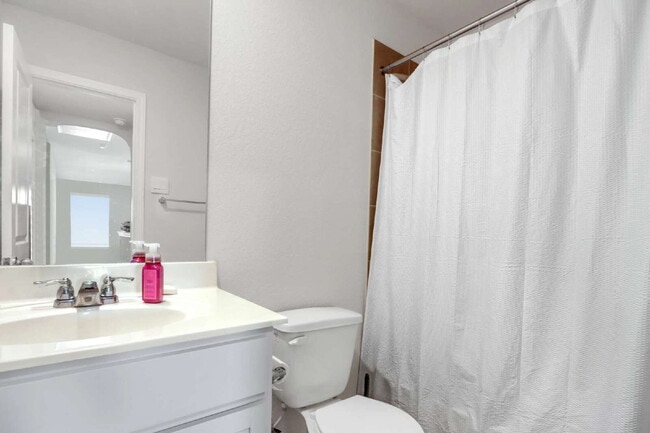 Building Photo - "Spacious 5-Bedroom Home with 3.5 Full Bat...