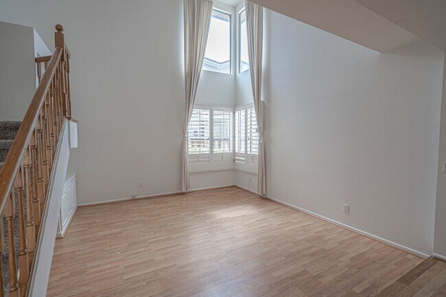 Building Photo - Shangri-La Community cul-de-sac Home for Rent in Canyon Country!