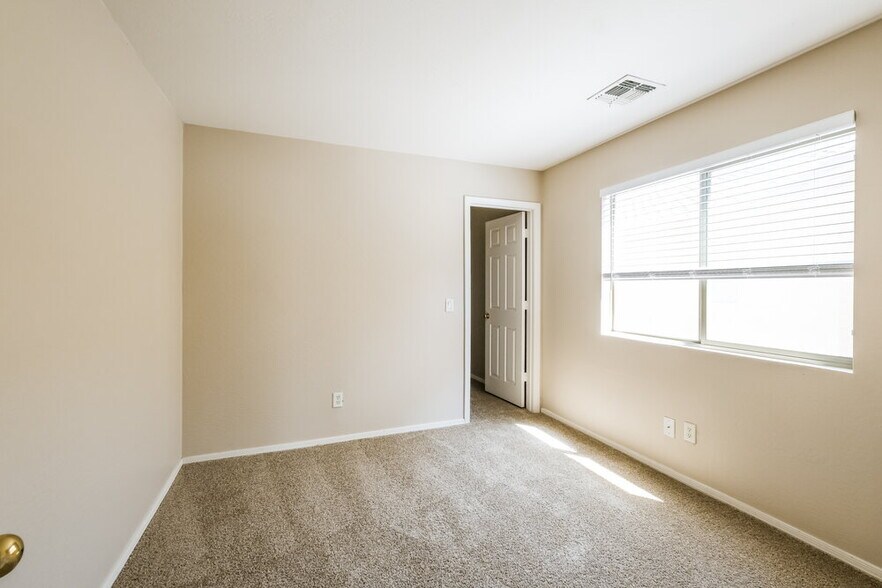 Building Photo - 4310 N 124th Ave