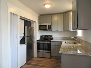 Building Photo - 2 bedroom 1 bath duplex in downtown Kent