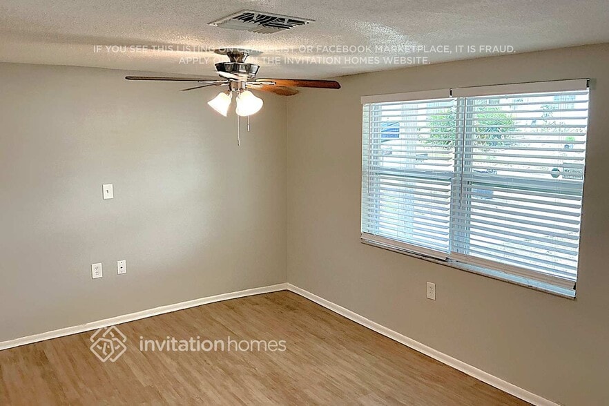 Building Photo - 9410 Rainbow Ln