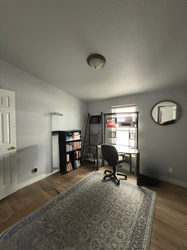 Building Photo - 9812 W Cherokee Dr